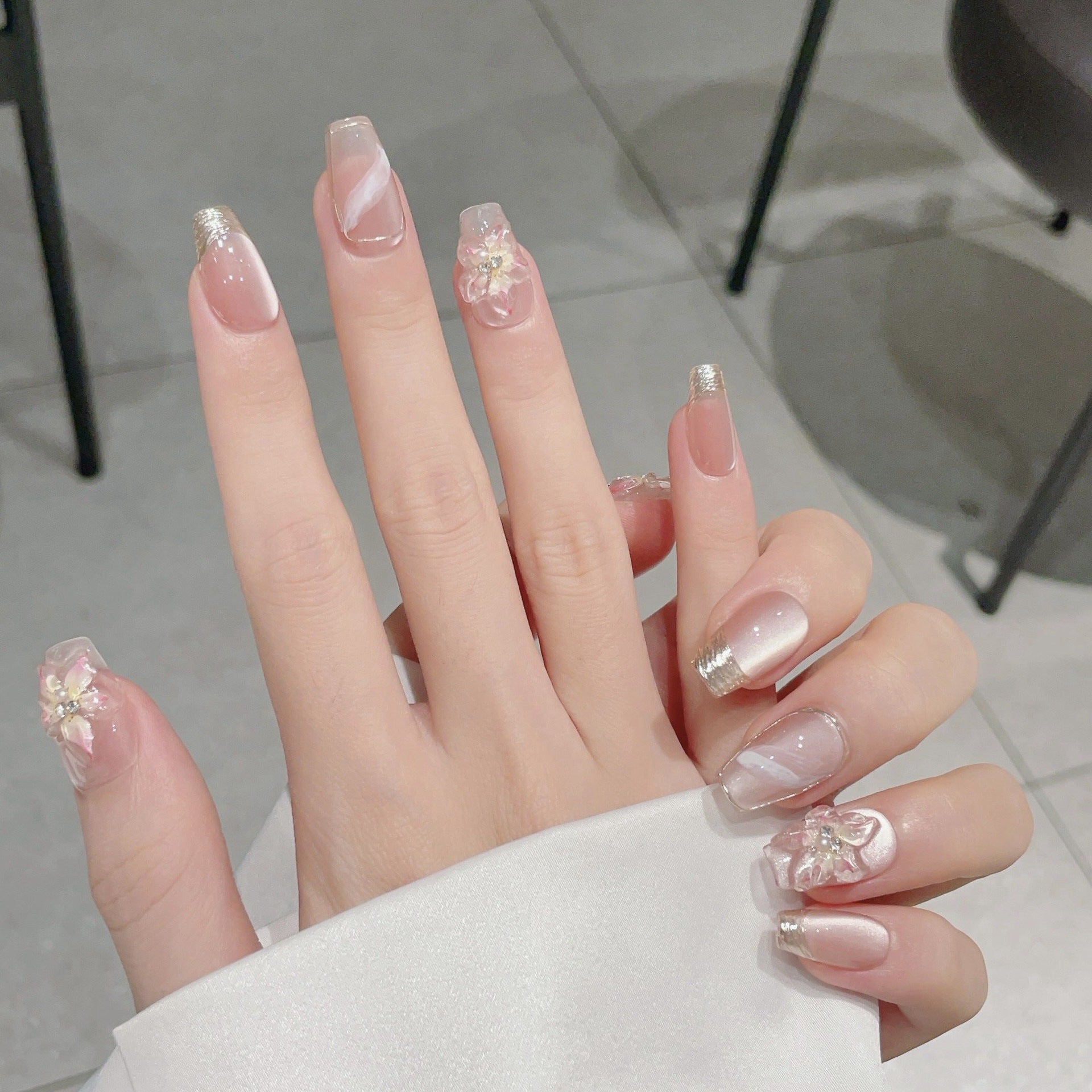Murmure floral — Rêve de lys rose poudré — Ongles press-on mi-longs, forme carrée, effet œil de chat