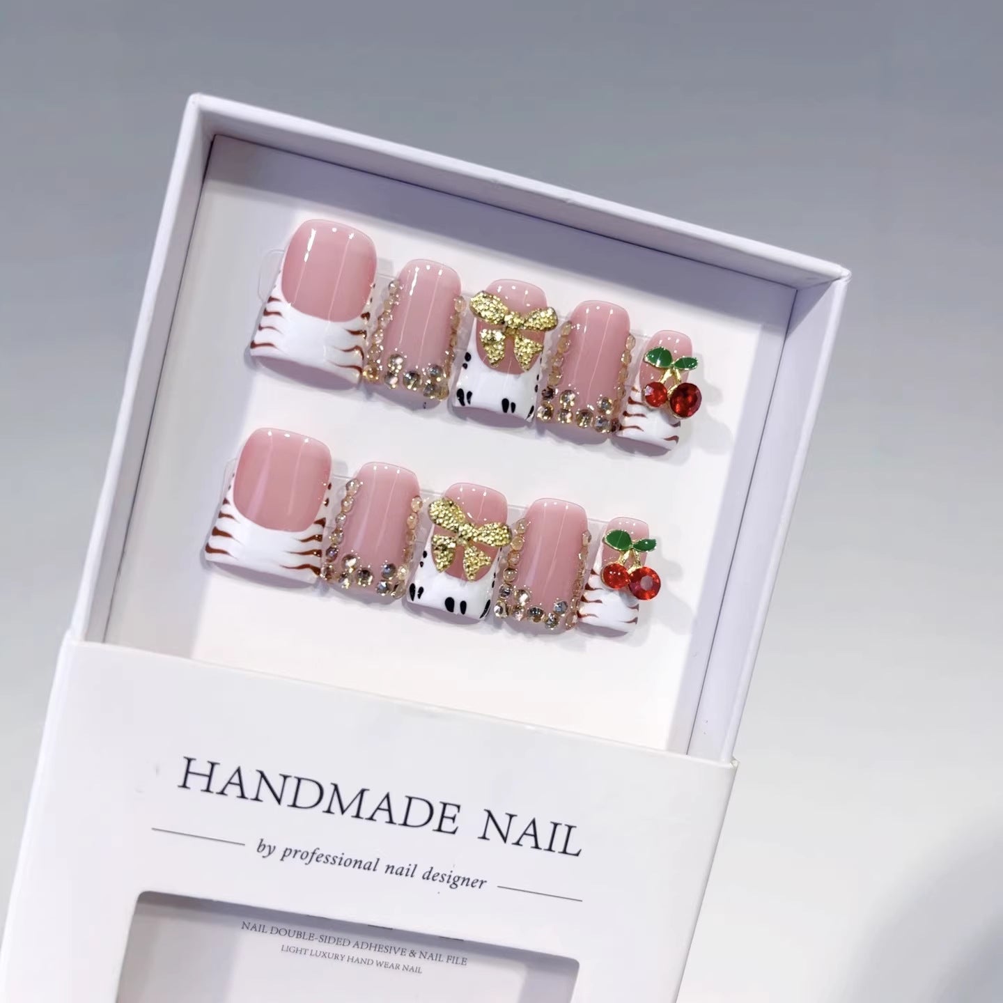 Cerise sauvage : "Cerise papillon zébrée" – Ongles press-on faits main carrés courts