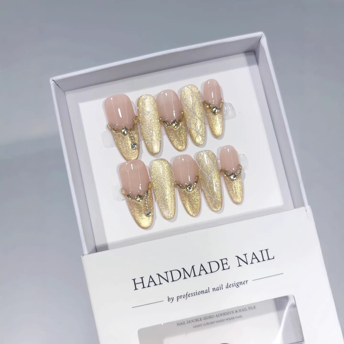 Glamour doré : "Chaîne dorée nude" – Forme amande ongles press-on faits main