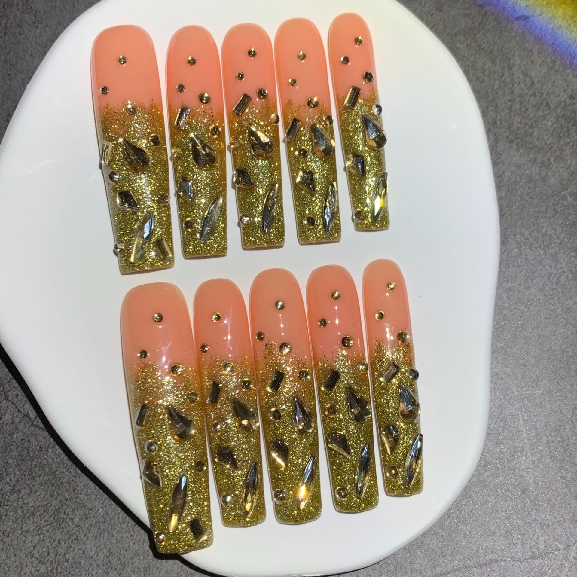 金色亮粉長款穿戴甲，水鑽鑲嵌華麗飾面