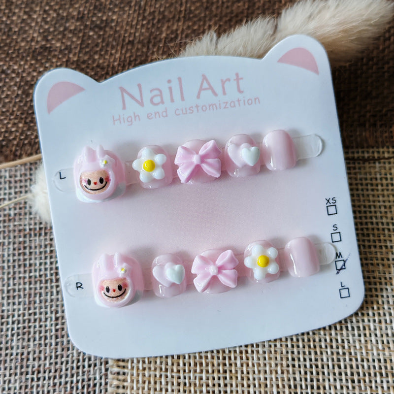 365nails：「Blossom Labubu」—手工製可愛短款橢圓形穿戴甲，Labubu 與花朵圖案