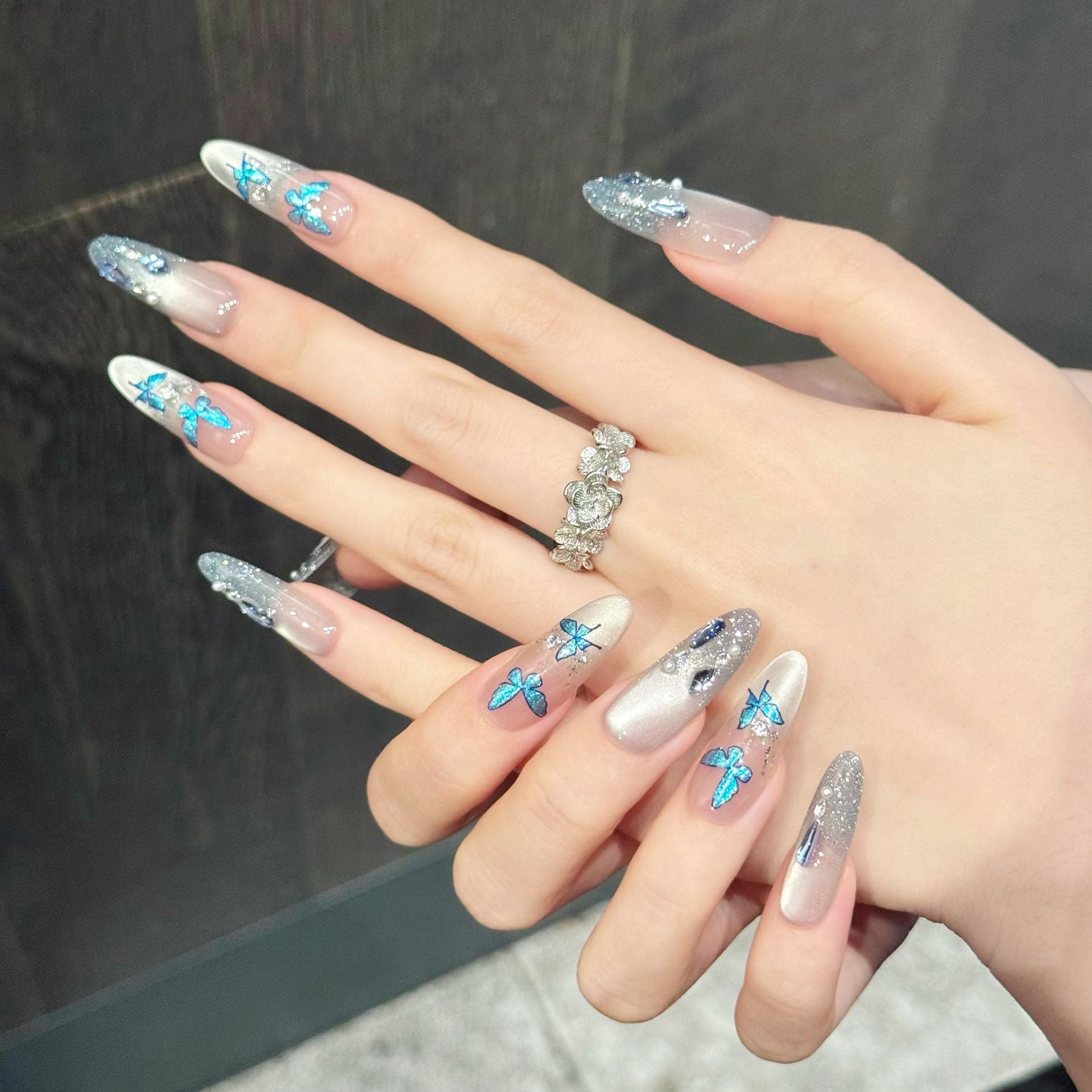 365nails: 「蔚藍幻想」— 3D 蝴蝶與貓眼亮粉手工製長款杏仁形穿戴甲