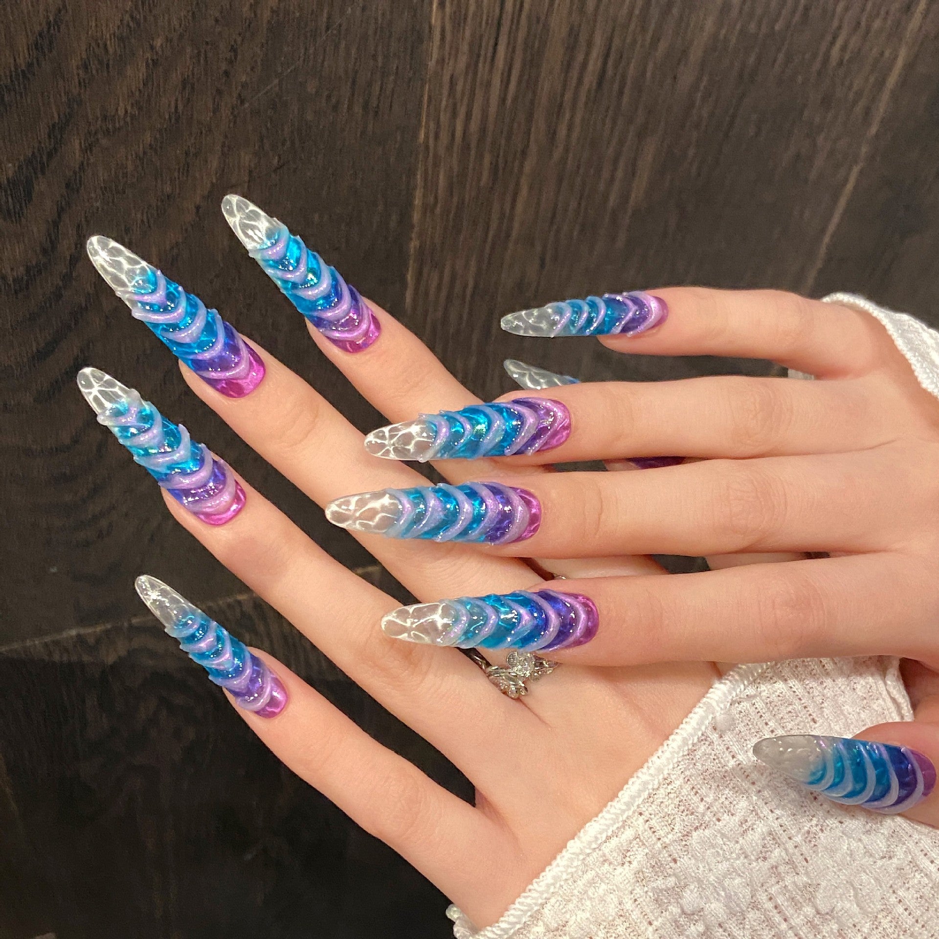 365nails: "Nebula Wave" – 3D 텍스처드 그라데이션 스틸레토형 프레스온 네일