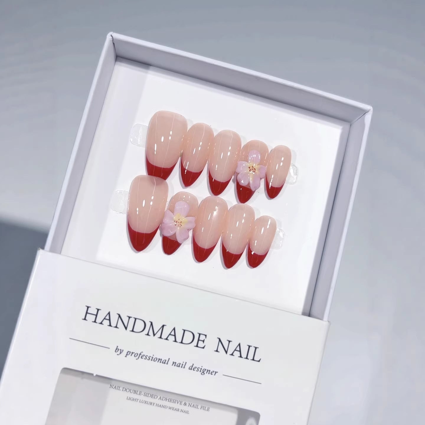Flor de Cerejeira Francesa: "Flor Vermelha Nude" – Unhas Postiças Artesanais Curtas Quadradas