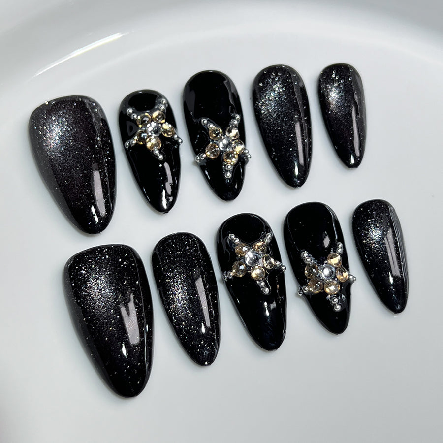 Ongles press-on noirs effet galaxie avec breloques étoiles scintillantes