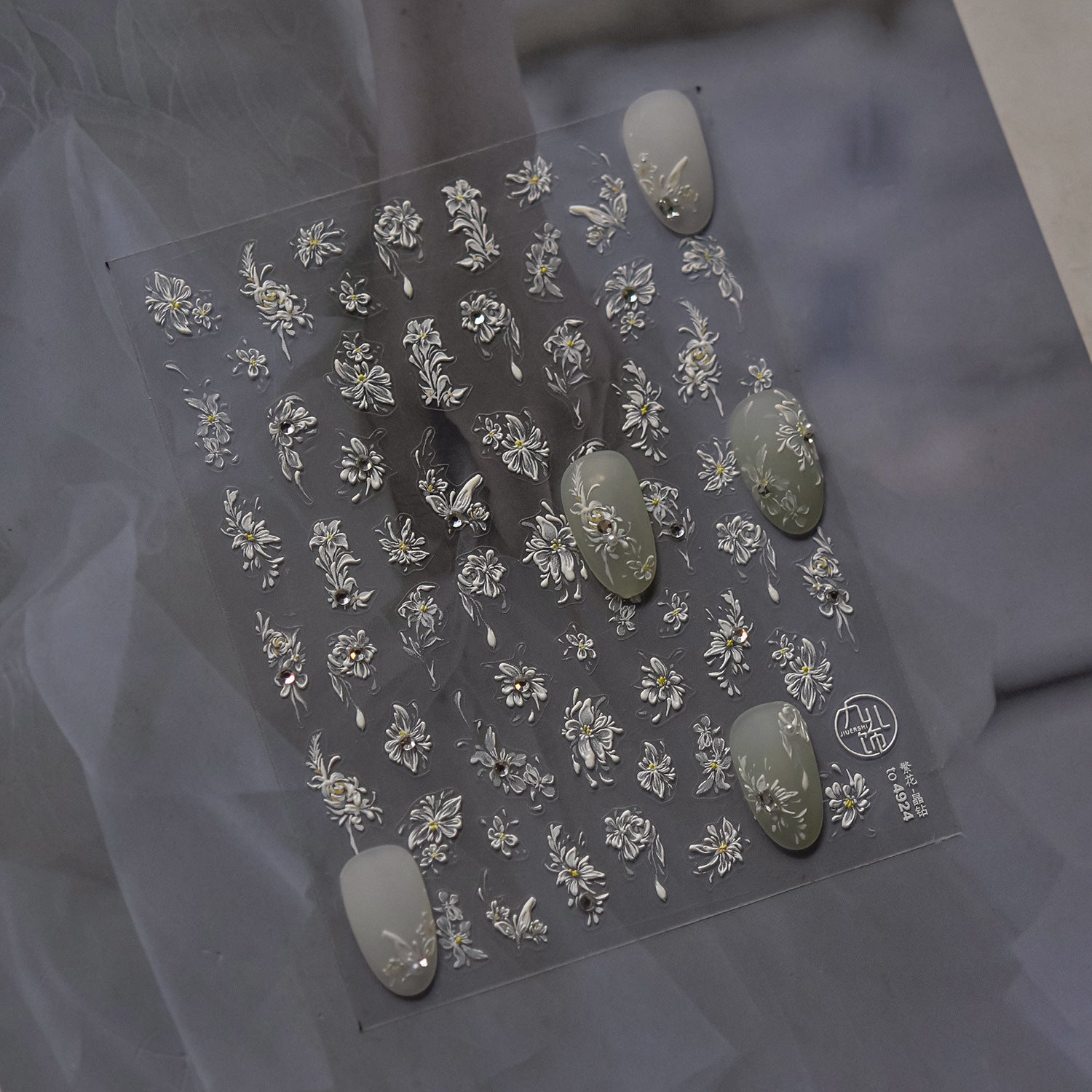 雛菊水晶: "白色雛菊浮雕" – 3D 浮雕甲貼