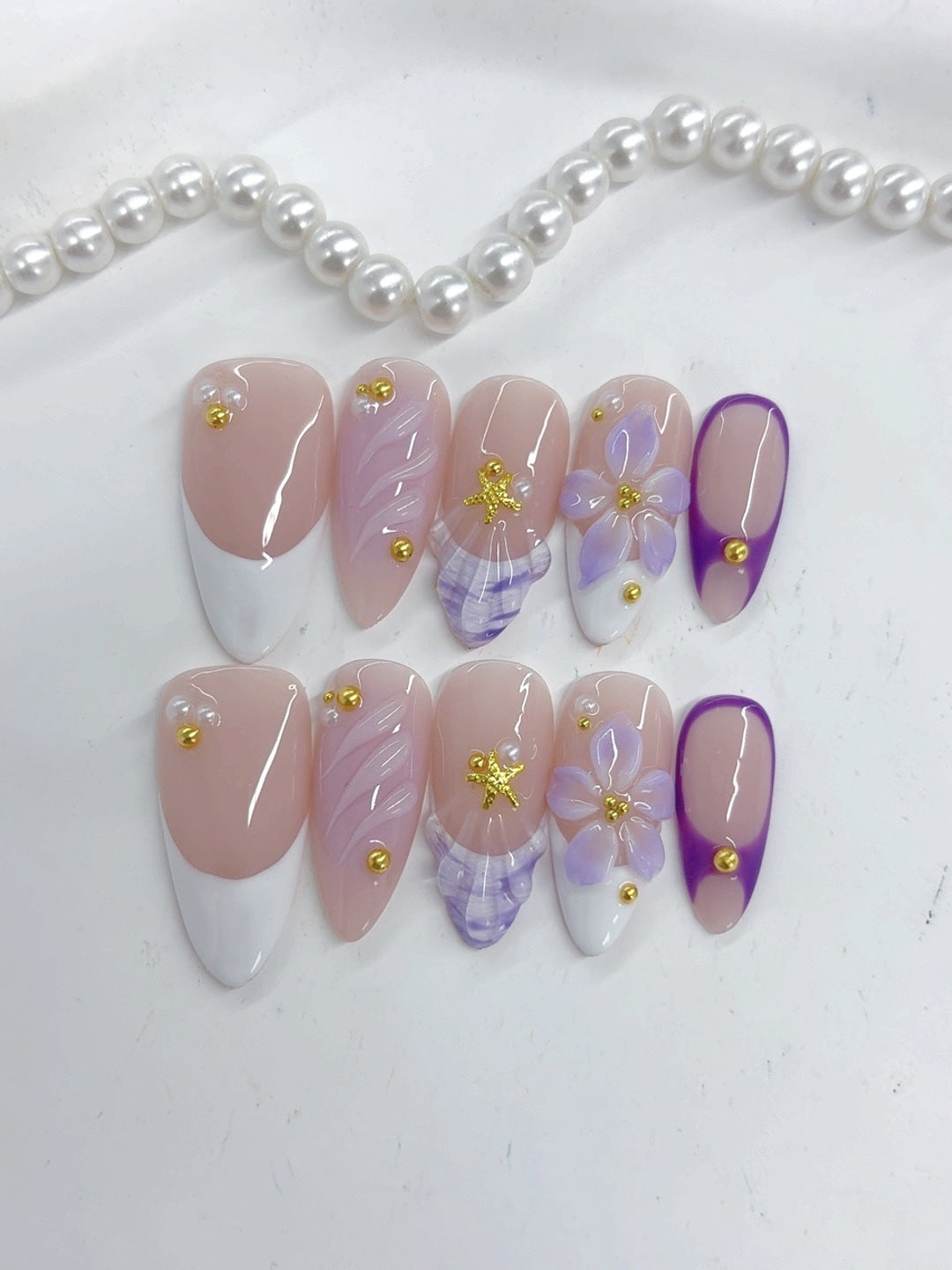 Élégant pastel : « French floraison lavande » — ongles press-on fait main, mi-longs, forme amande, nude & dégradé violet