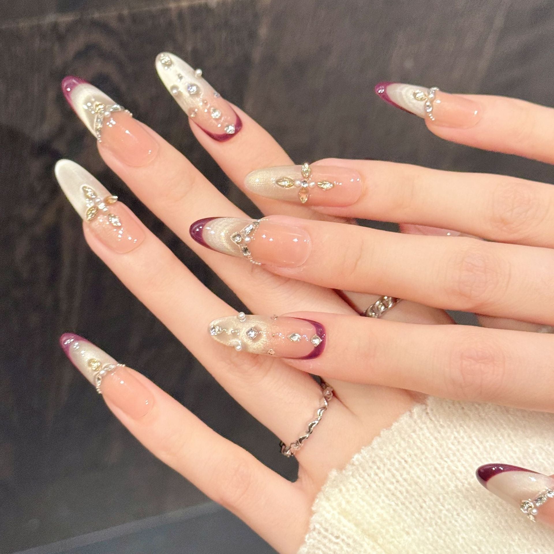 365nails: "Terciopelo Carmesí" – Uñas Almendradas Hechas a Mano con Punta Francesa de Cristal