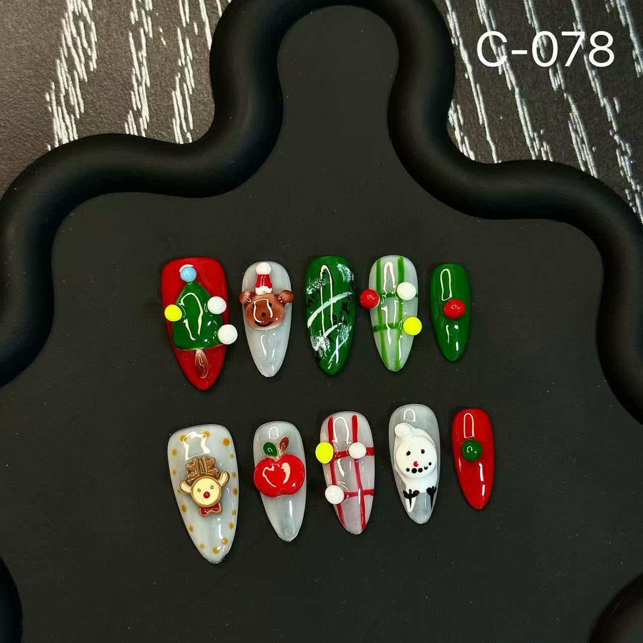 365nails: 연말의 마법 – 3D 크리스마스 수제 아몬드형 네일