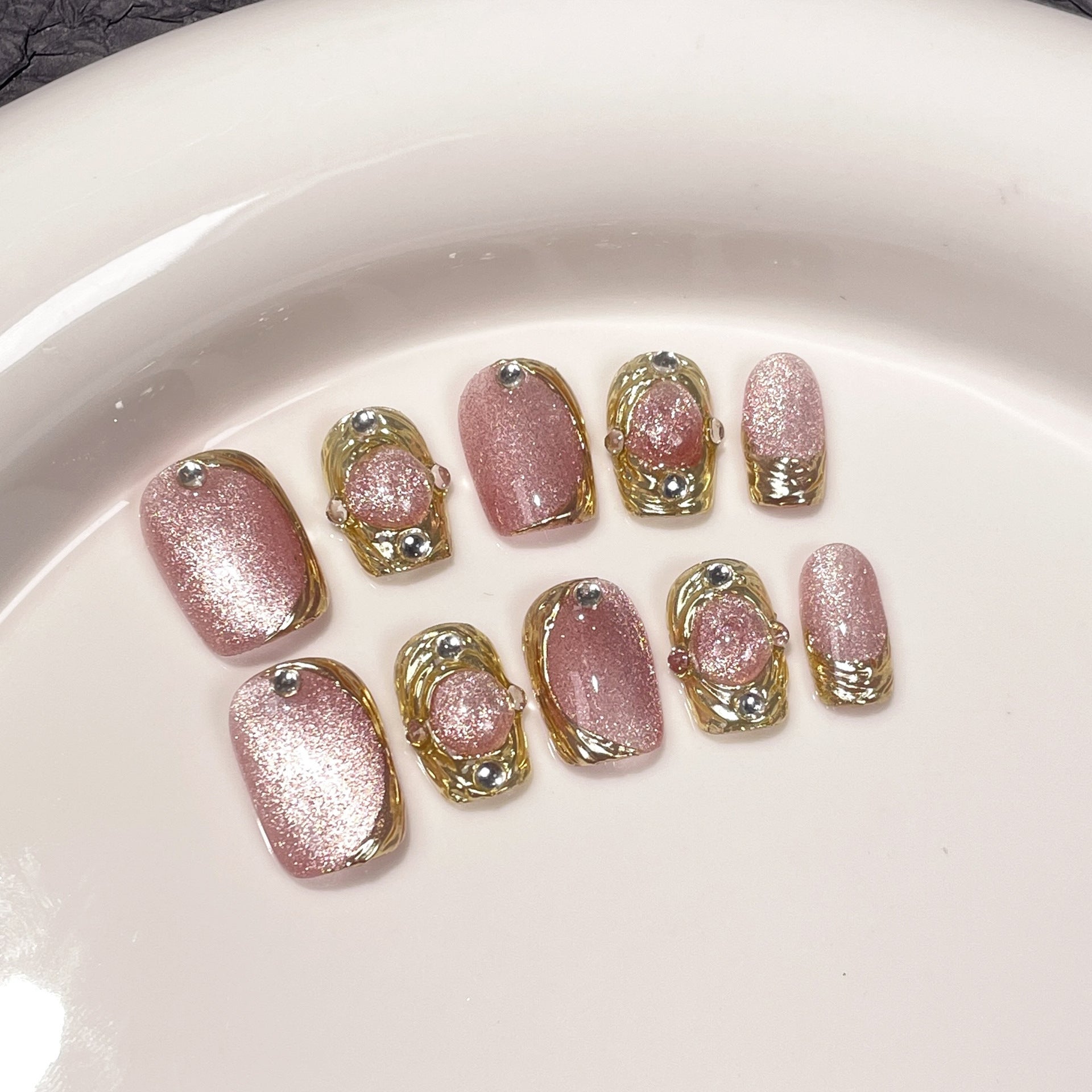 Bucellati 粉色貓眼穿戴甲，鑲水晶石邊框