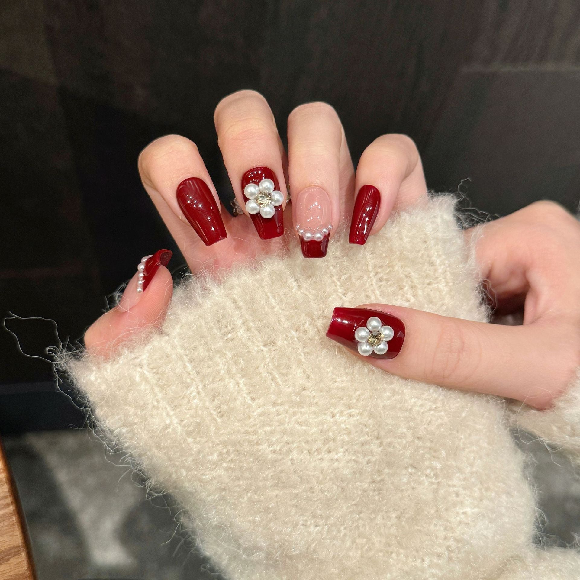 365nails: "Perla Carmesí" – Uñas de Almendra Medianas Hechas a Mano con Flores 3D y Punta Francesa
