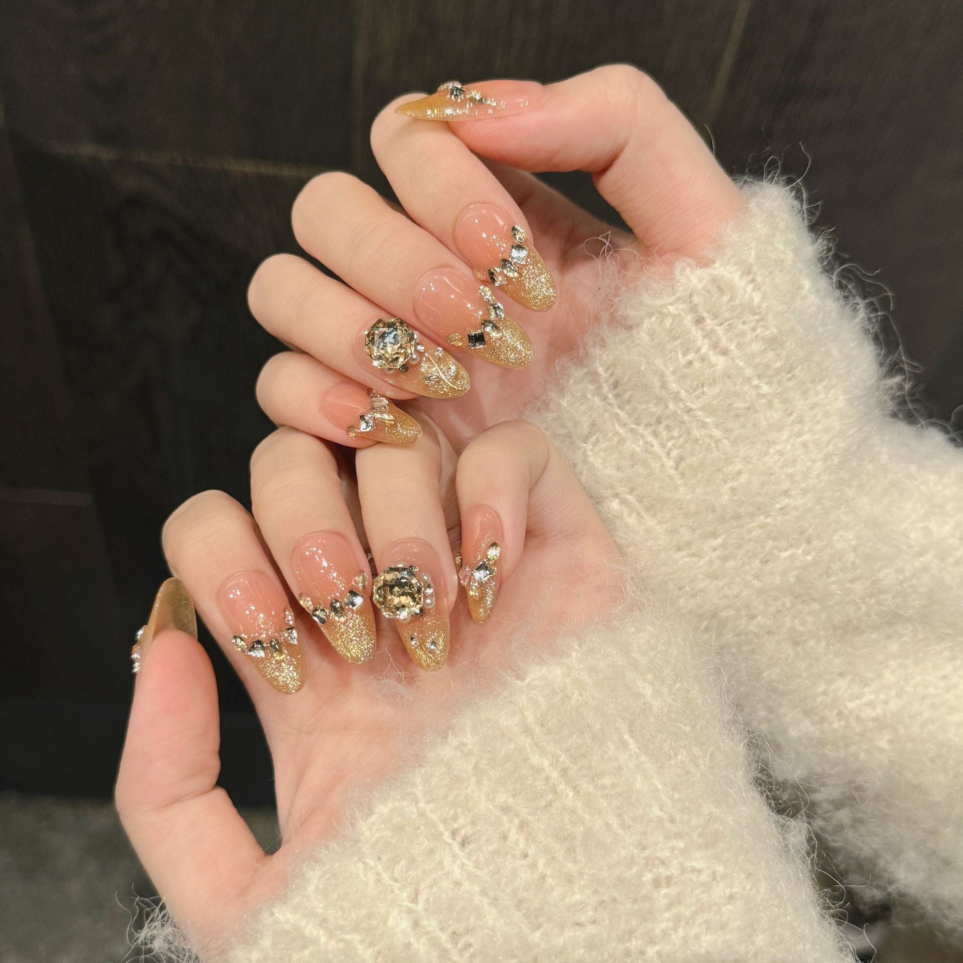 365nails: "Sussurro Dourado" – Unhas Amêndoa Feitas à Mão com Glitter Champagne e Pedras