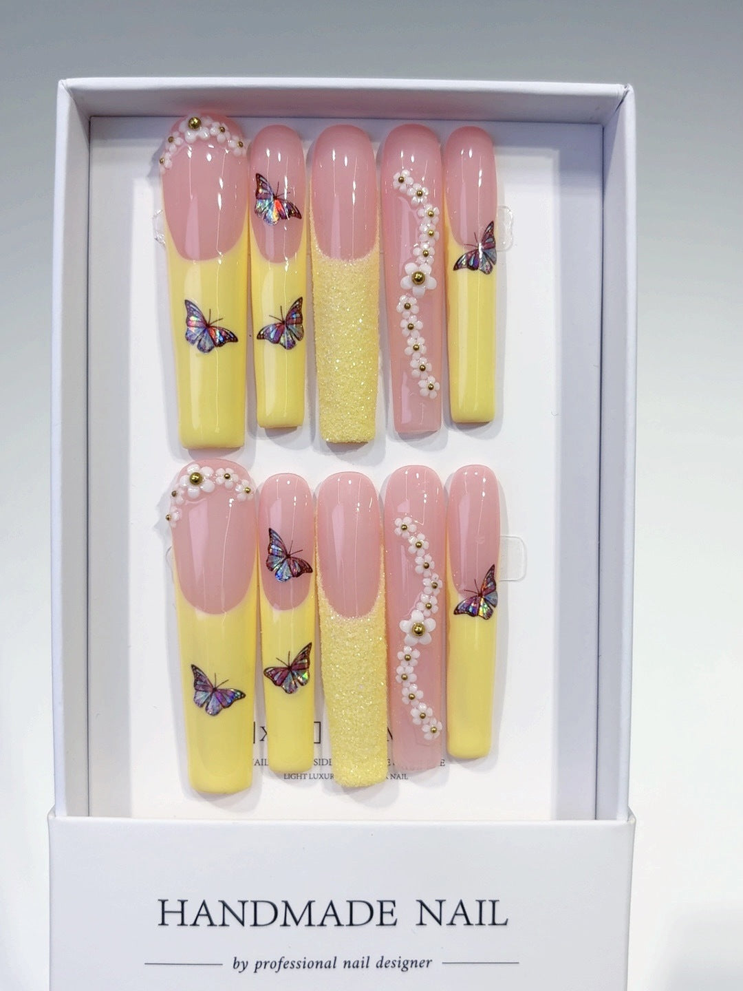 365nails: "Fleur Marguerite Papillon" – Ongles press-on extra longs forme carrée, french rose-jaune, faits main