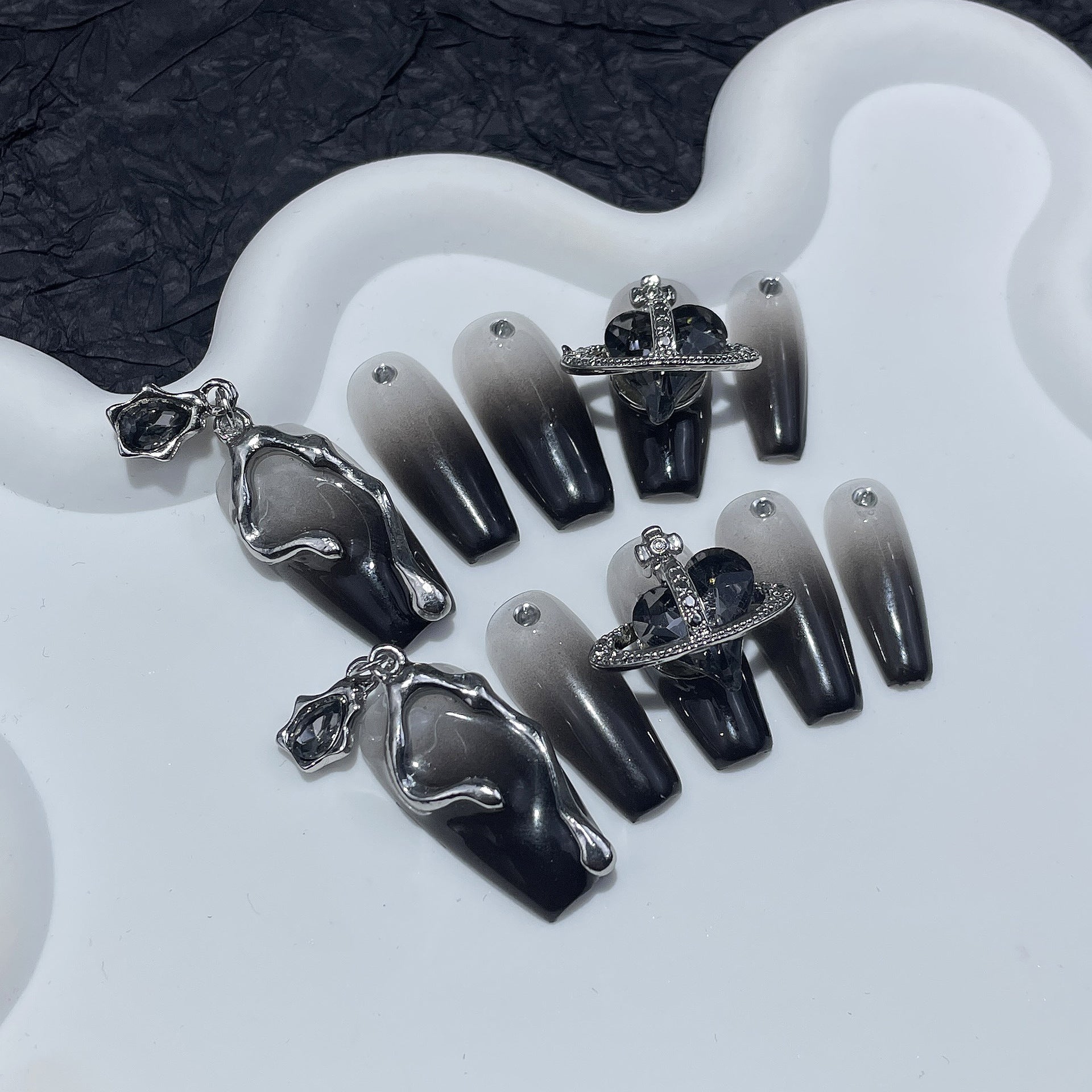 Unhas postiças feitas à mão Imperatriz Viúva Fengxi coração torto médio e longo nail art remendo pingente de lava adesivo de unha usável ｜ 365nails