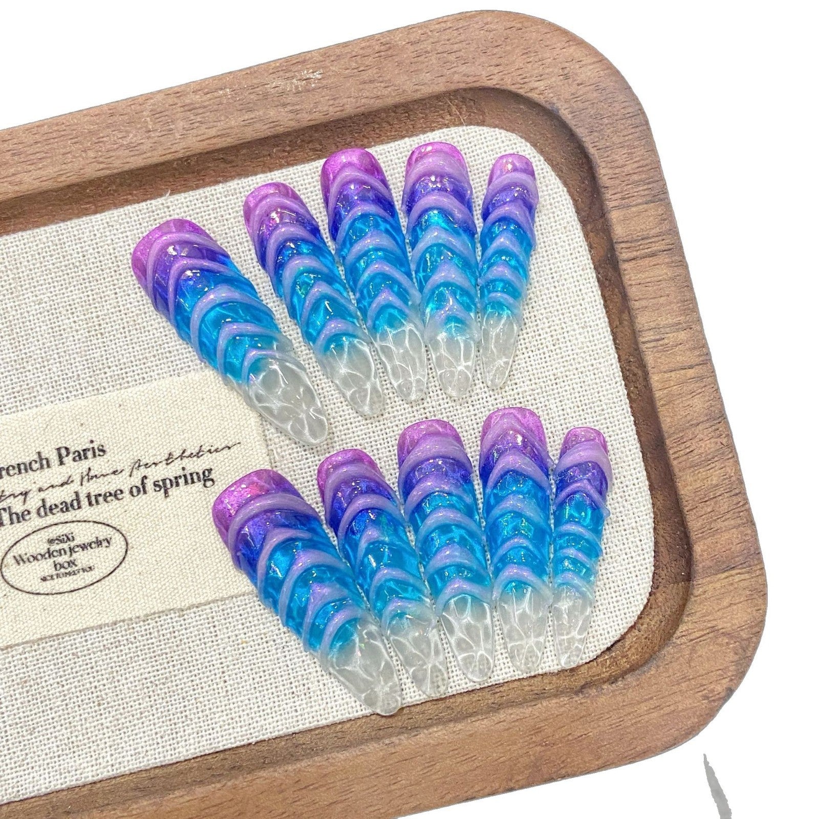 365nails: "Nebula Wave" – 3D 텍스처드 그라데이션 스틸레토형 프레스온 네일