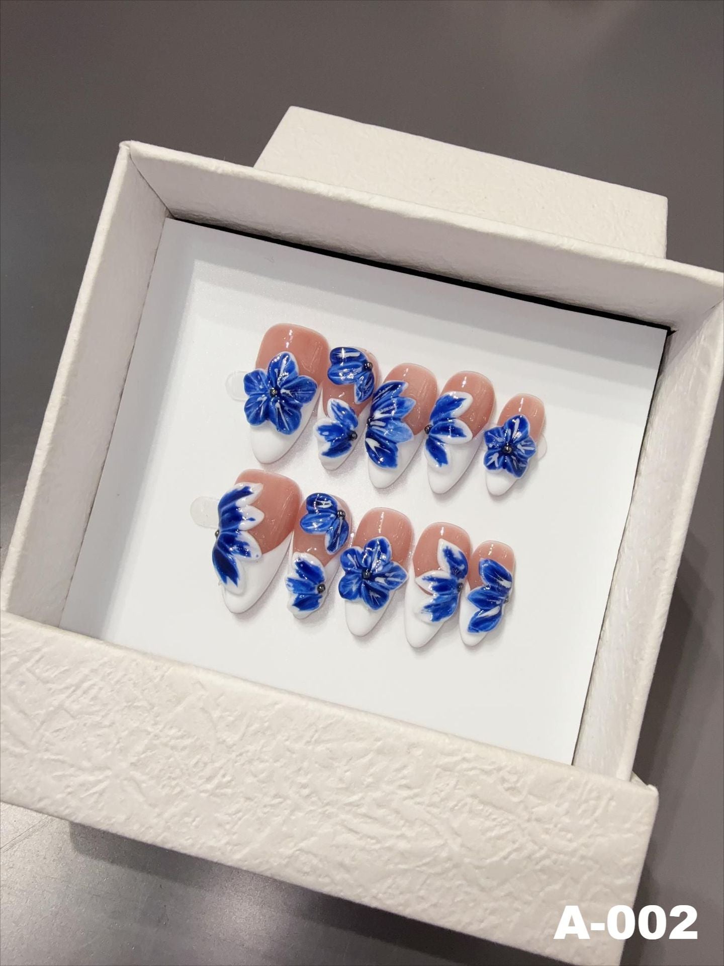 365nails: "藍瓷" – 3D 花卉手工製杏仁形穿戴甲