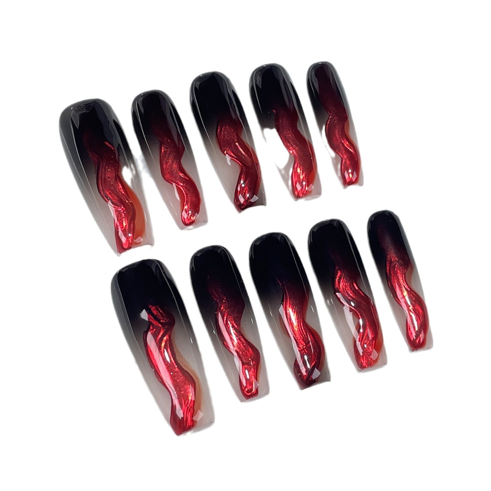 Ongles aérographiés noir et rouge avec flammes sculptées métalliques
