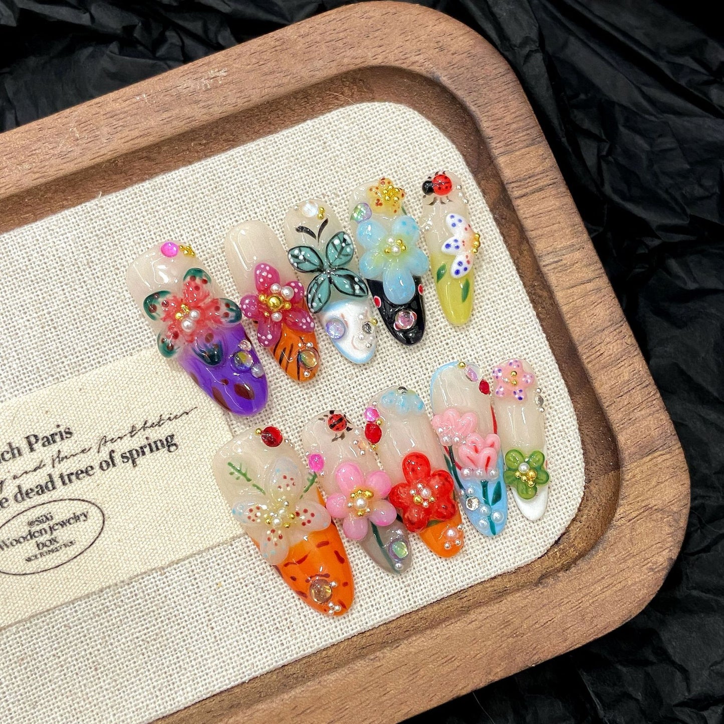 Escultura francesa tridimensional de flores e insetos com elfos da ilha de verão - unhas populares | 365nails