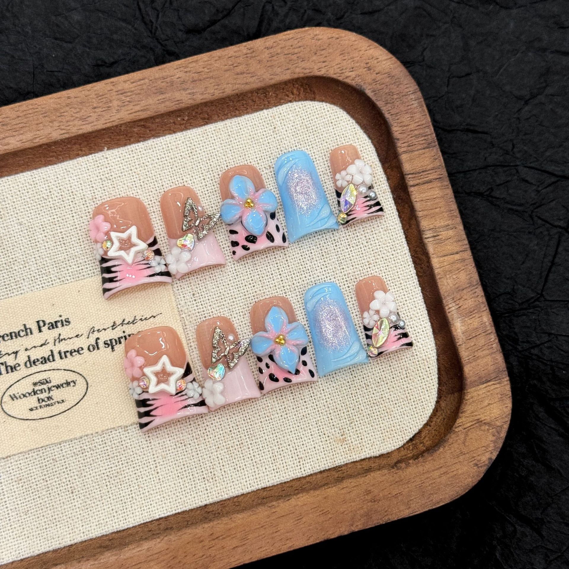 Unhas artesanais com flores em estilo de escultura e pintura tridimensional em bico de pato curto | 365nails