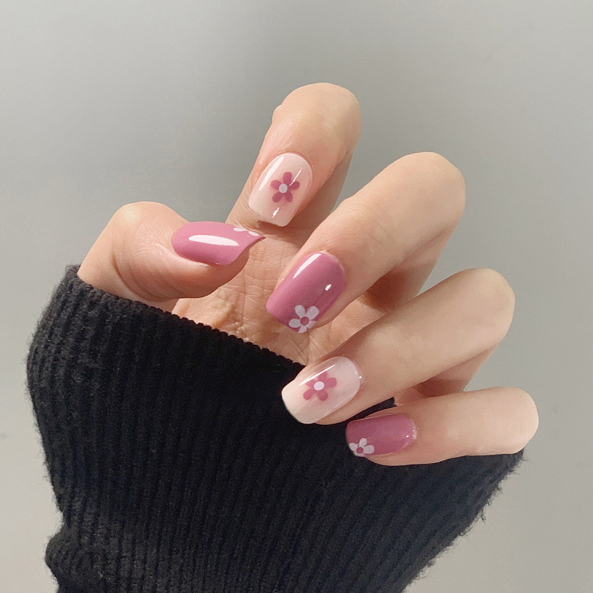Uñas postizas con diseño de flores moradas de Roland, parches para uñas, parches suaves y extraíbles | 365nails