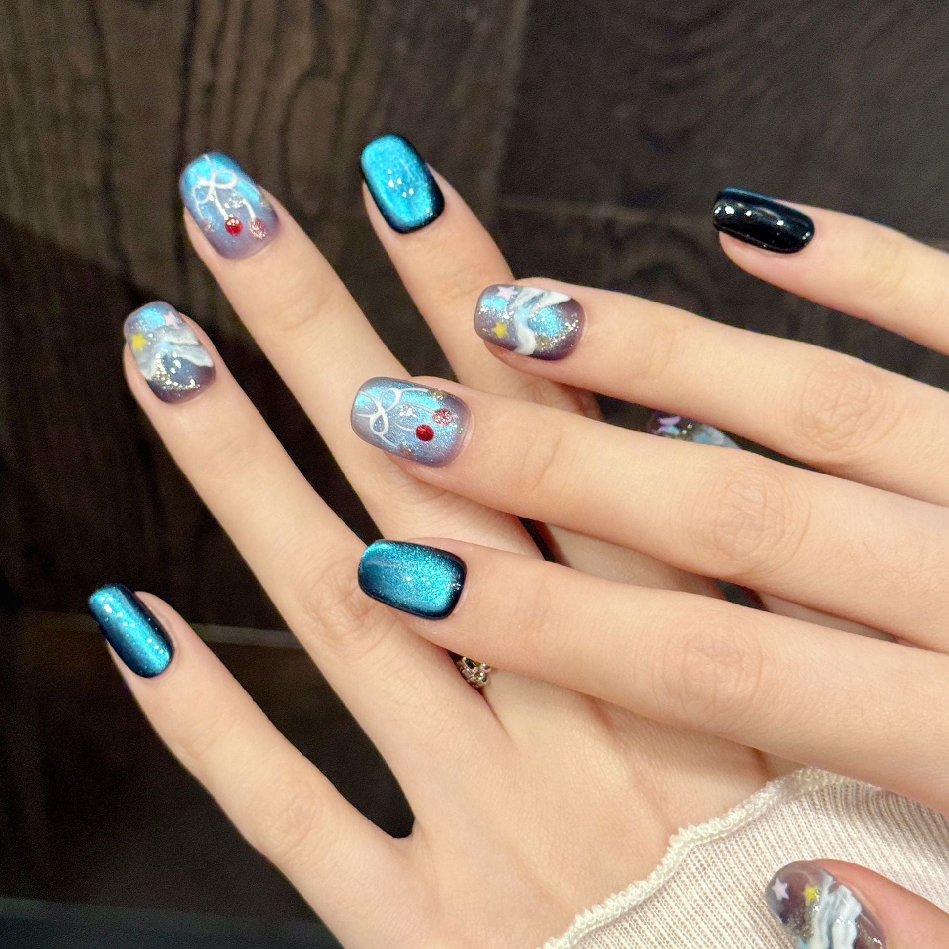 365nails: "Oceano da Meia-Noite" – Unhas Quadradas Curtas de Olho de Gato de Água-Viva Pintadas à Mão