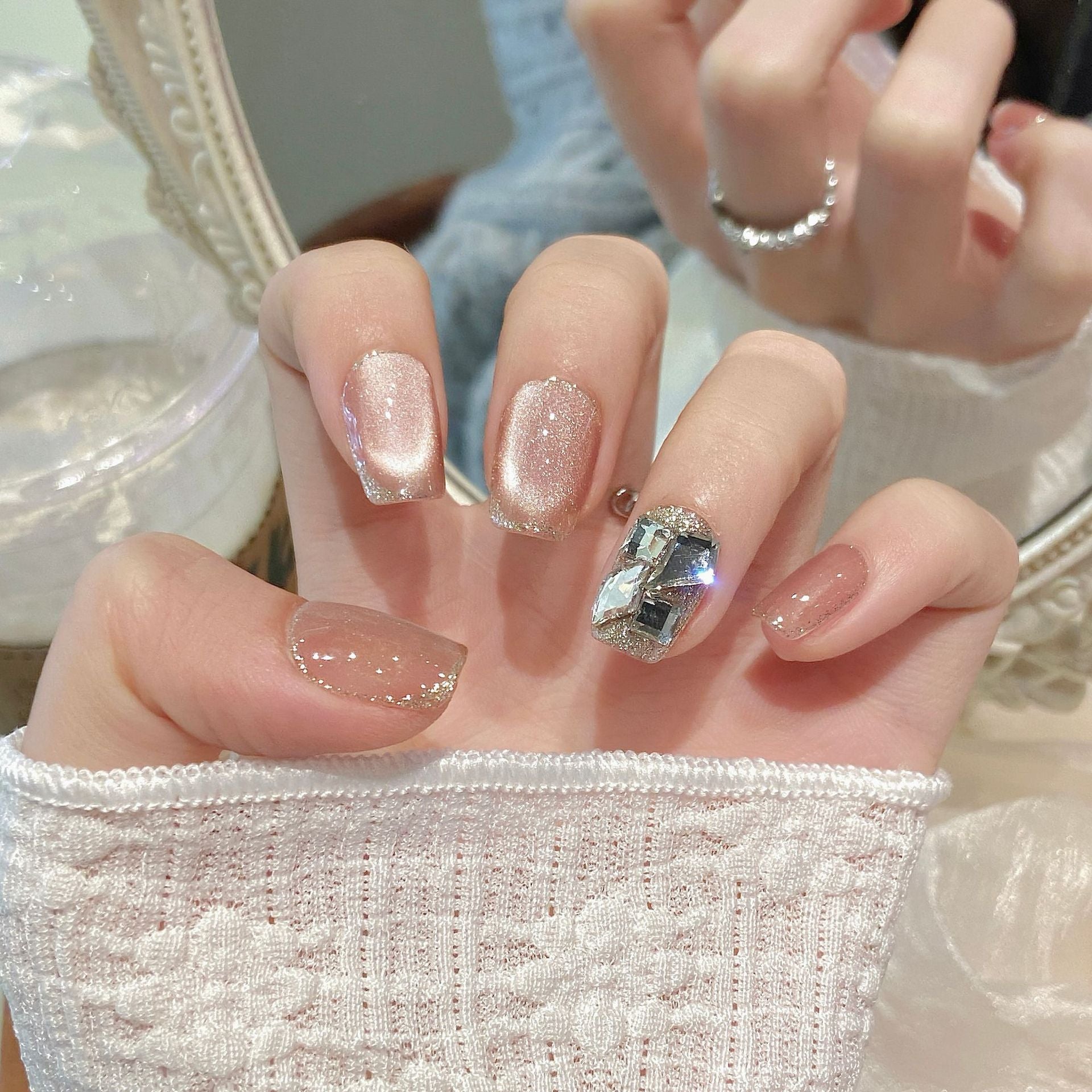 365nails: "Seda Sussurrante" – Unhas Postiças Curtas Quadradas Iridescentes Olho de Gato e Flocos de Prata Feitas à Mão