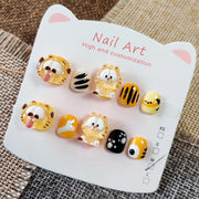 365nails: 「虎崽嘉年華」— 手工製可愛短款橢圓形穿戴甲，帶有加菲貓與老虎條紋圖案