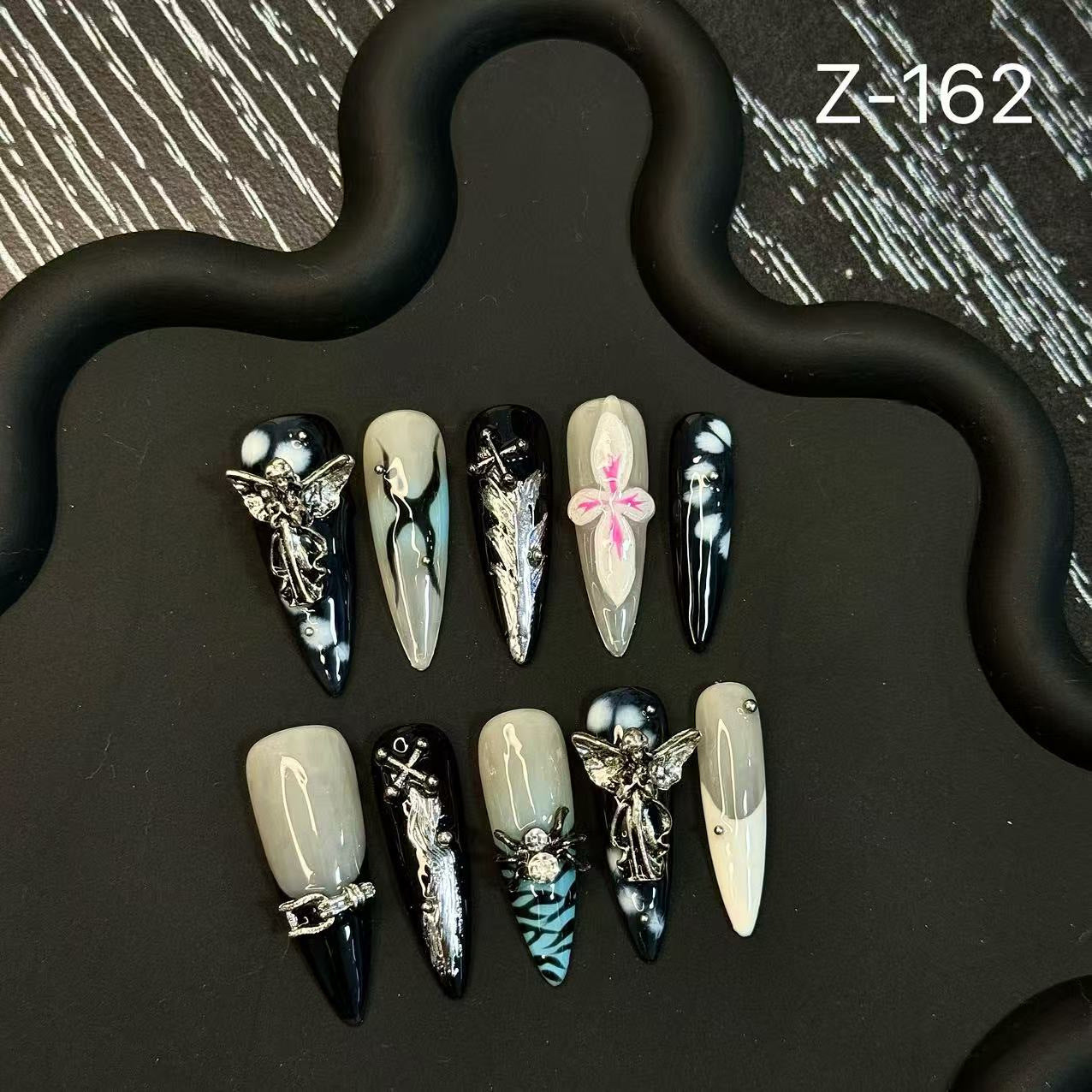 365nails: « Dark Angel » – Charms métalliques 3D & gothique peint à la main, ongles stiletto fait main