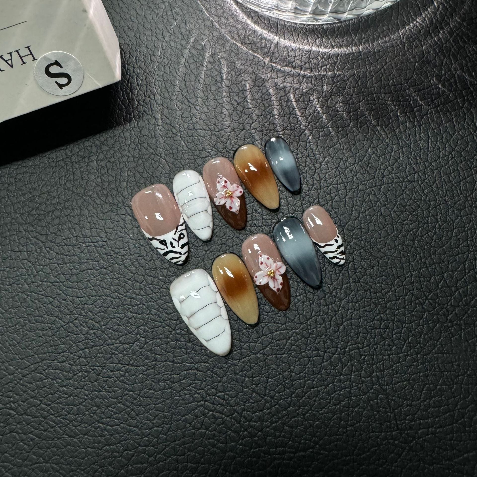 365nails：「金葉」3D手工製花朵杏仁形穿戴甲
