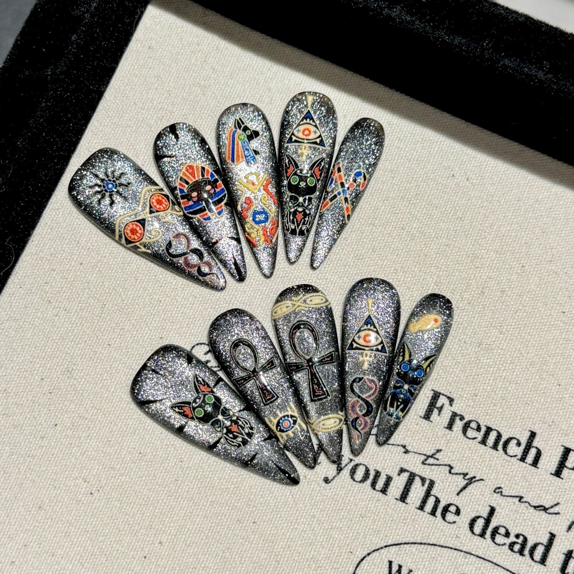 365nails: "Maldição do Faraó" – Unhas Stiletto Feitas à Mão com Arte Egípcia 3D
