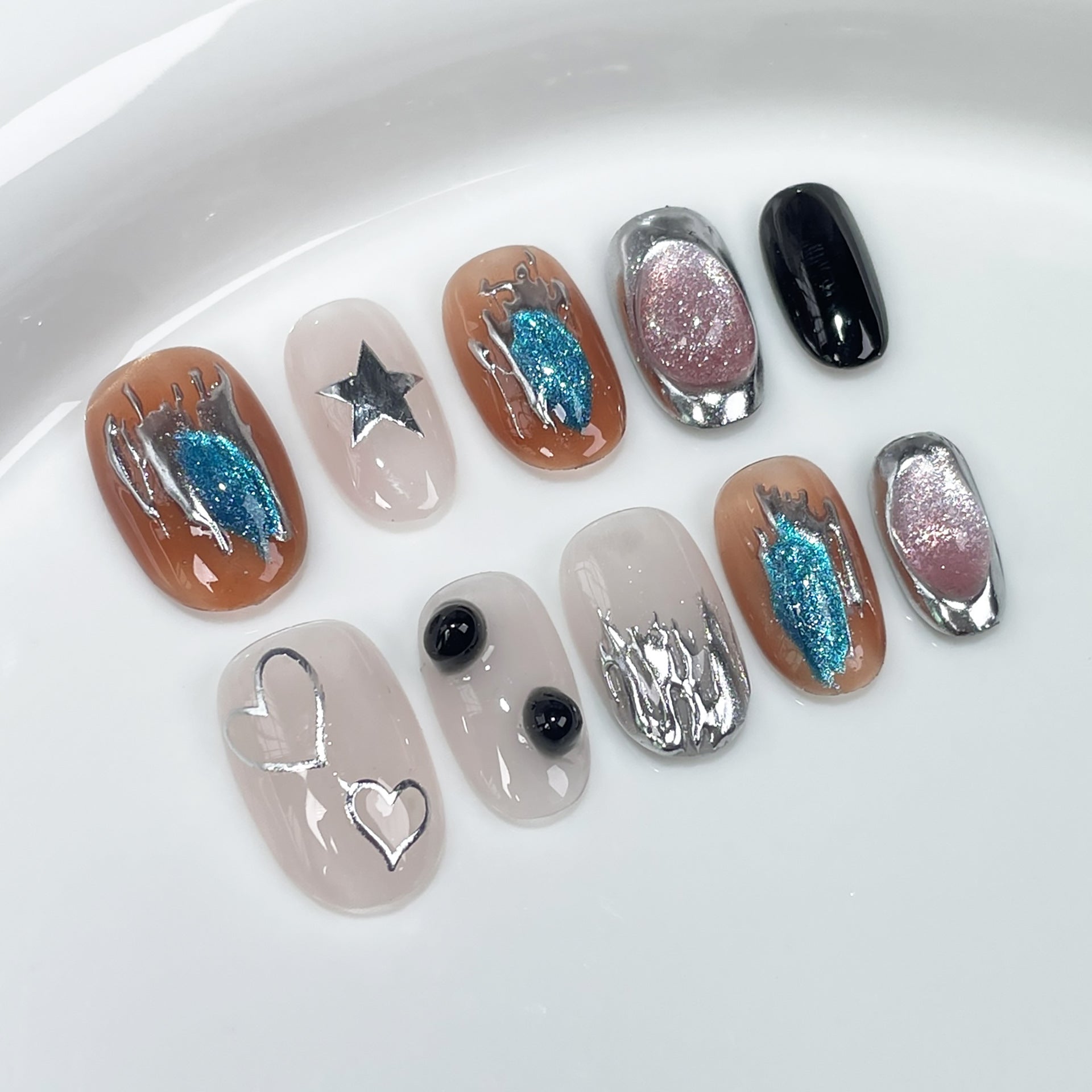 Unhas Esculpidas Metálicas com Detalhes Cat-Eye de Cristal