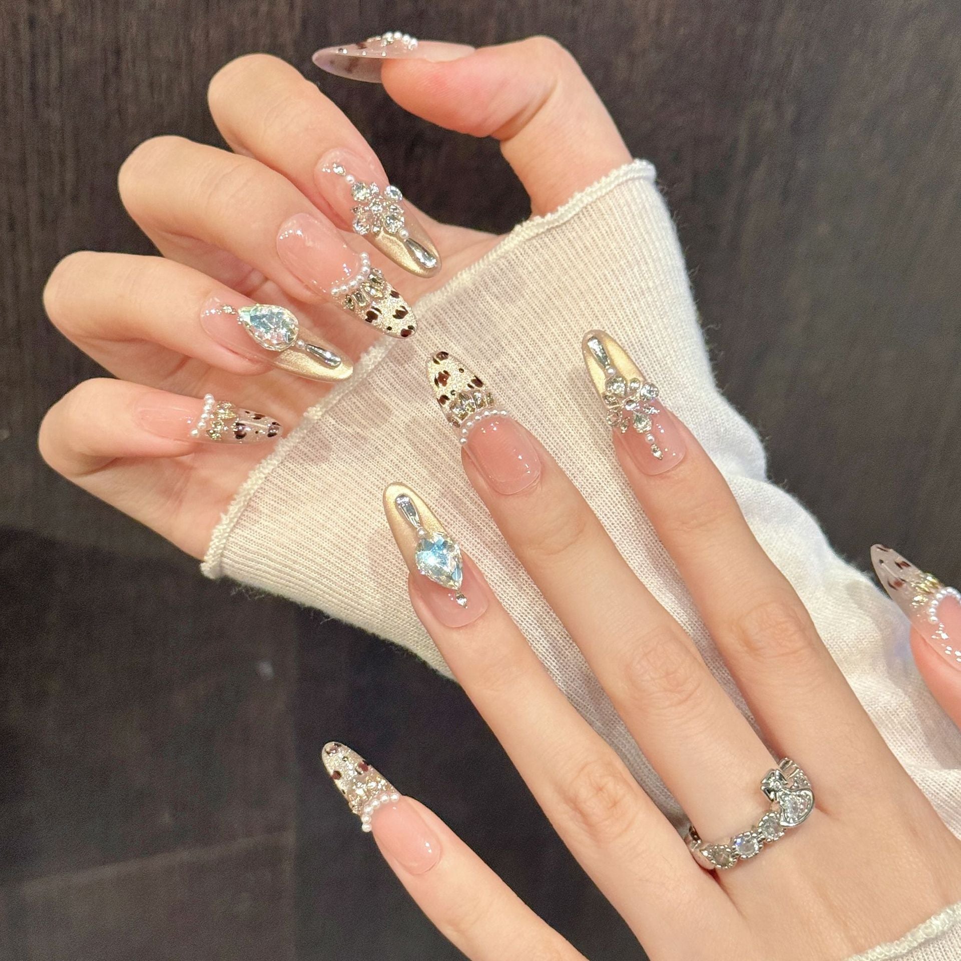 365nails: "Aqua Luxe" – Unhas Postiças Cônicas Feitas à Mão com Gema 3D e Estampa de Vaca