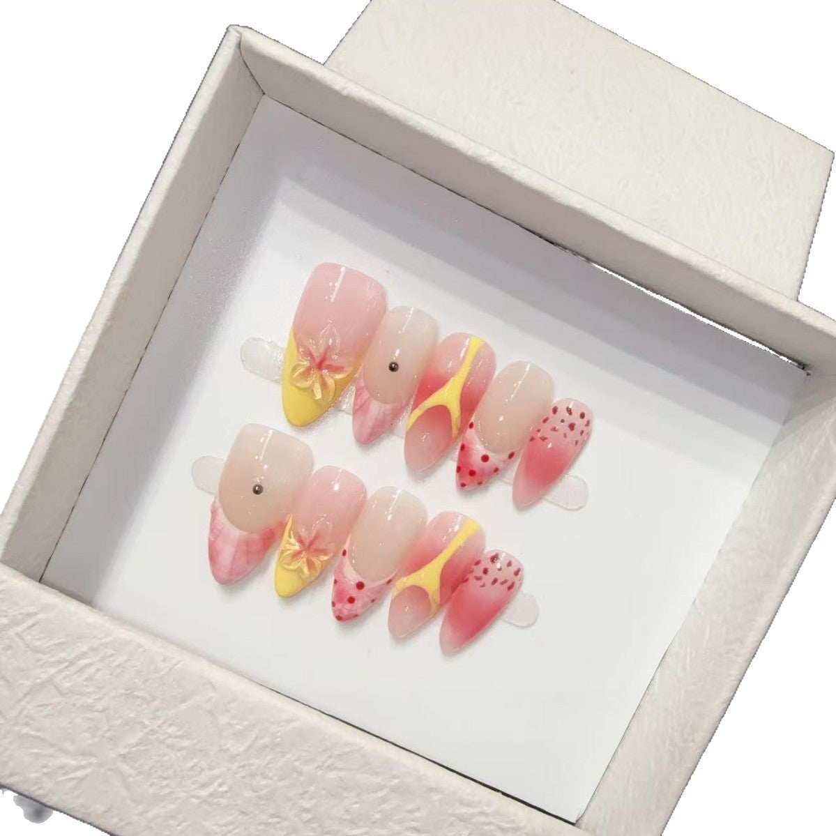 365nails: "Strawberry Milk" – ongles press-on forme amande 3D, motifs cartoon, faits main
