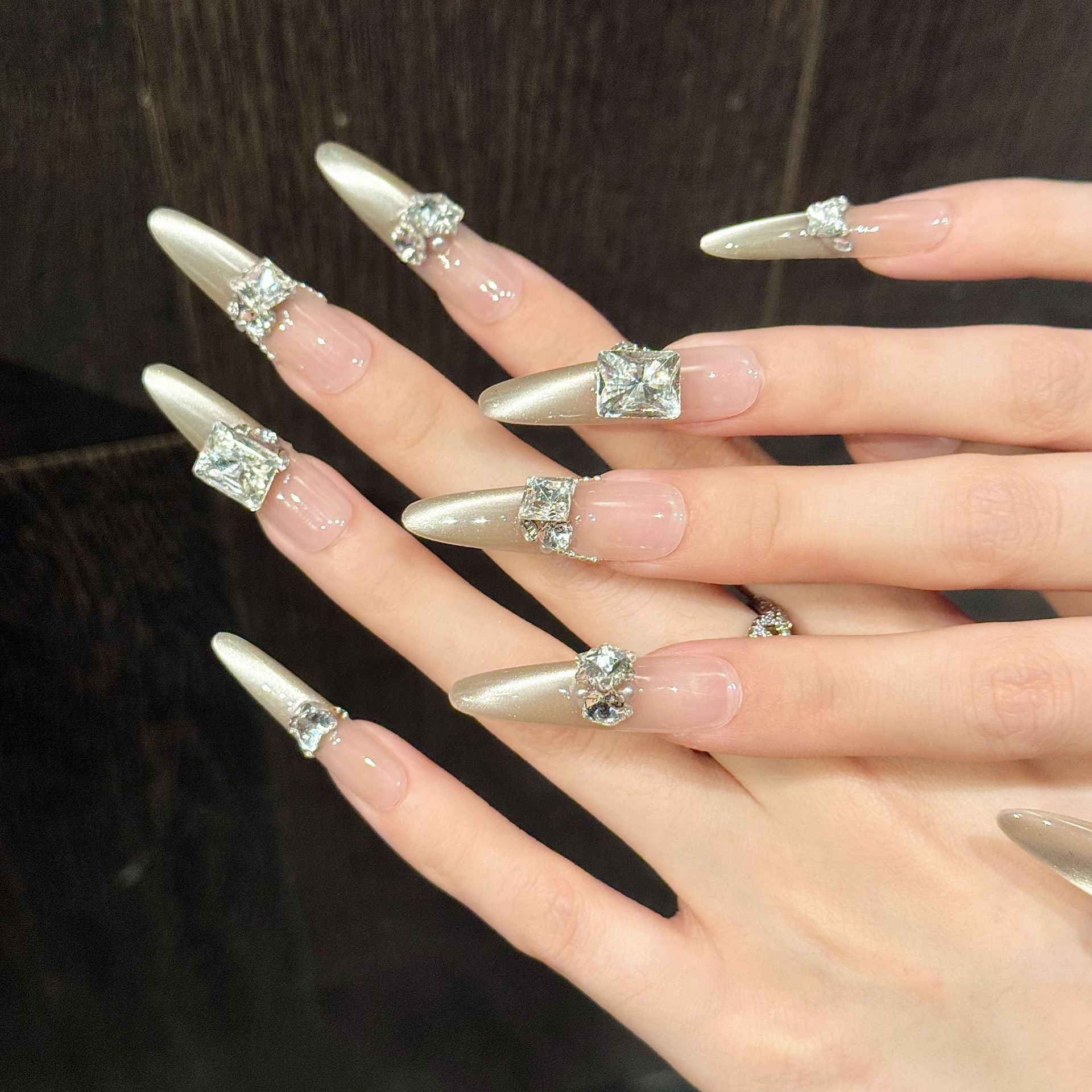 365nails: "冰雪女王" – K9水晶閃飾 手工製杏仁形甲片