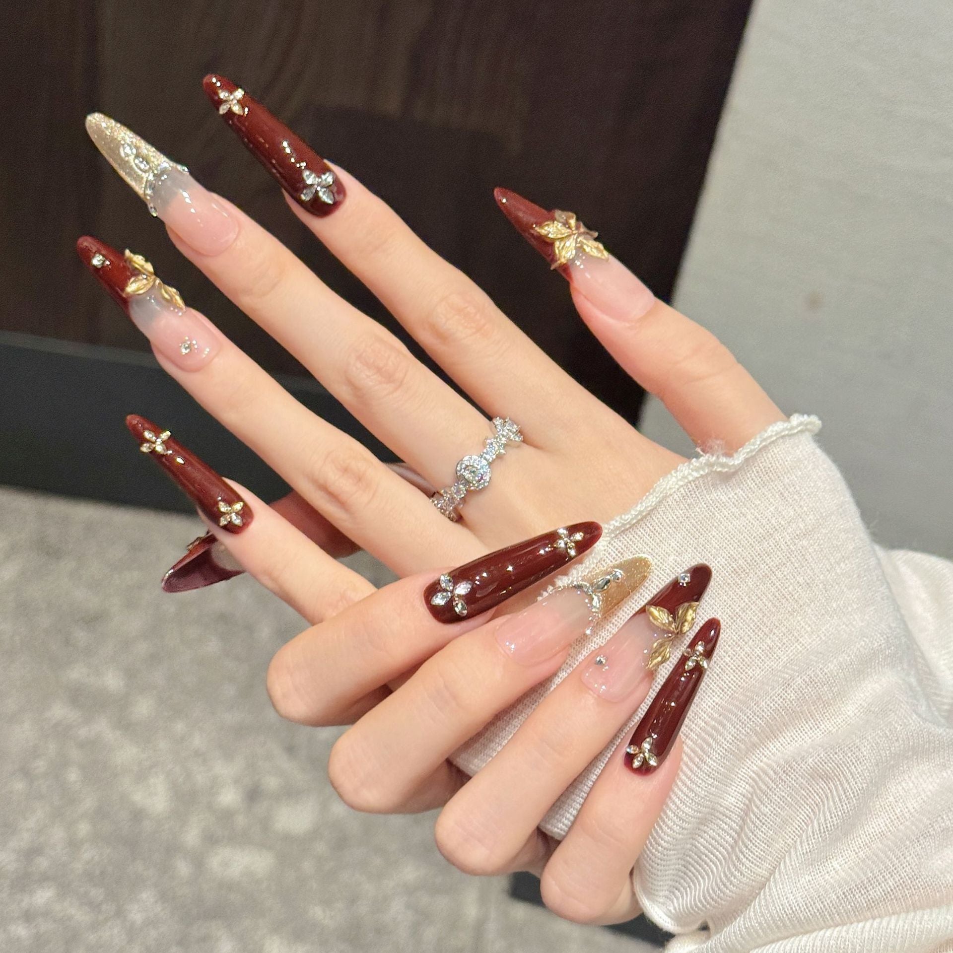365nails: "Oro Carmesí" – Uñas Stiletto Artesanales con Mariposas 3D y Pedrería