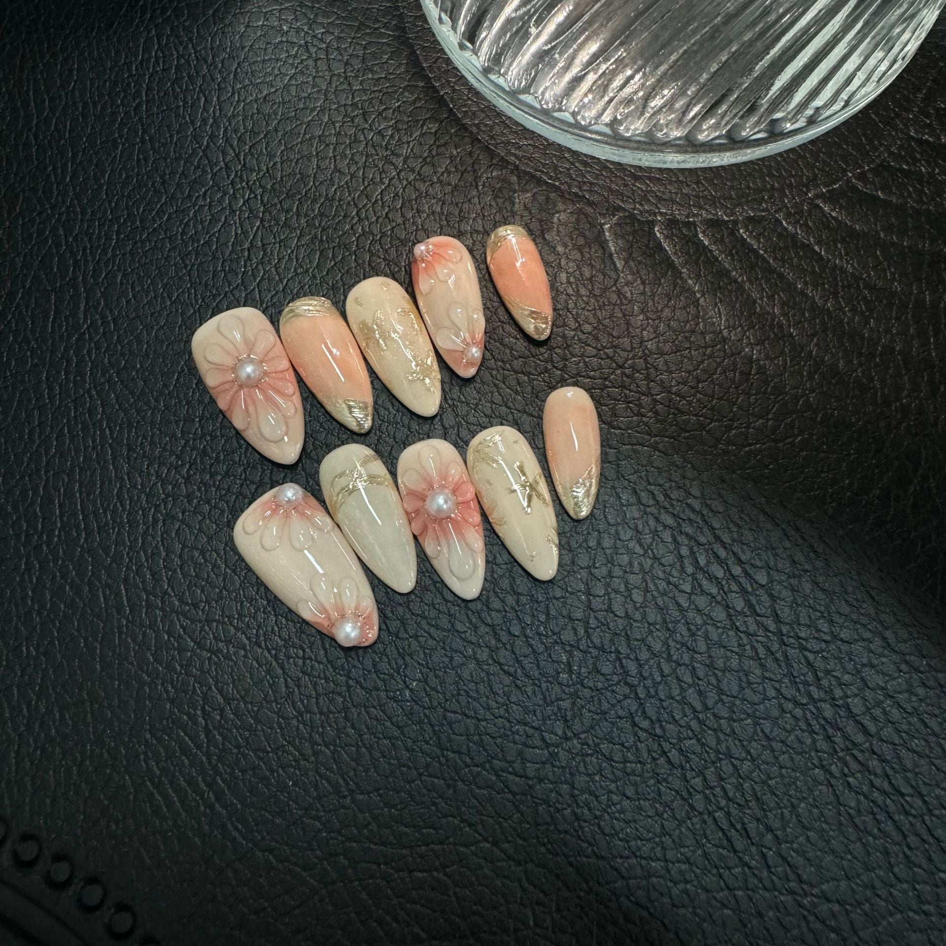 365nails：「柔和光采」— 3D 花朵珍珠手工製尖形穿戴甲