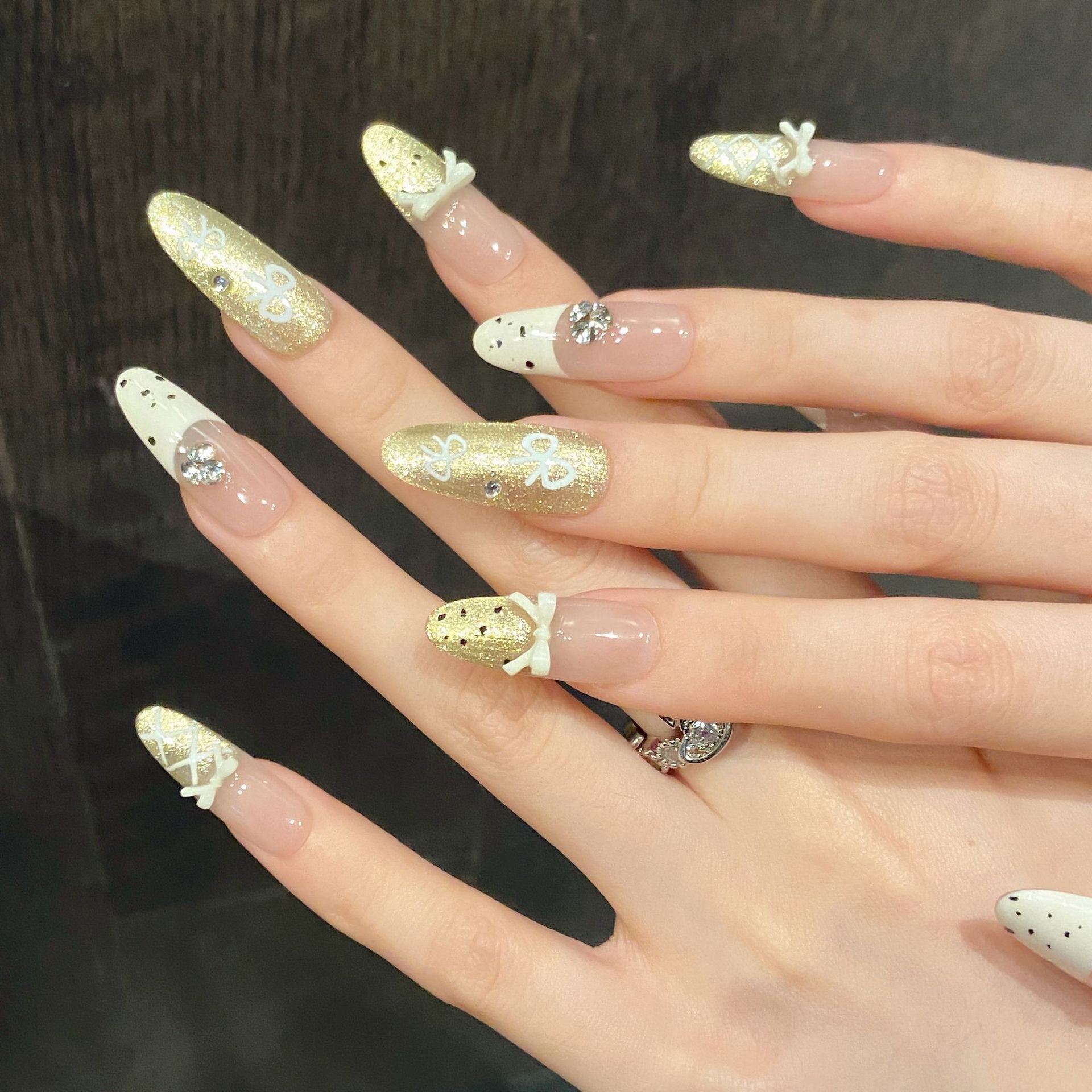 365nails: "Golden Bowknot" – 3D 리본 & 글리터 수제 아몬드형 네일