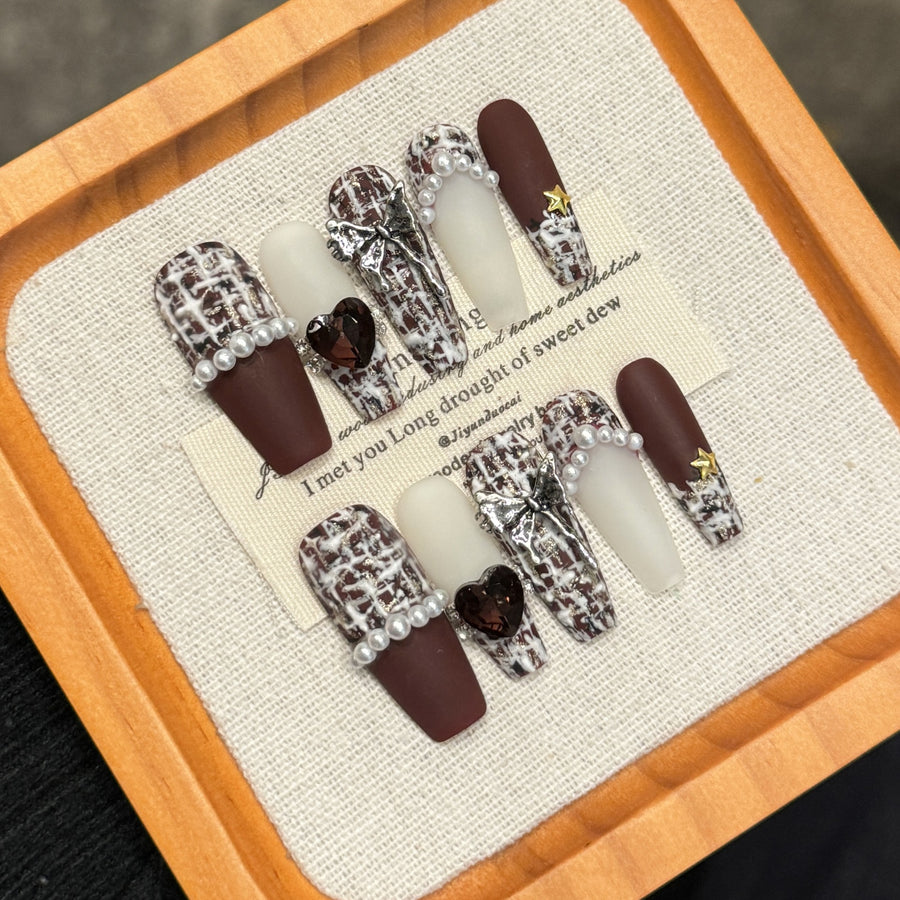 365nails: "Noir Elegance" – 3D 트위드 & 하트 젬 수제 코핀형 네일