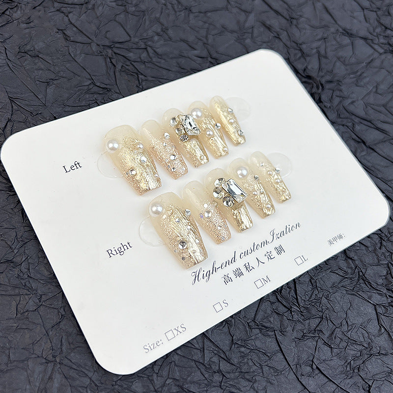 奢華穿戴甲，金色質感與水晶裝飾