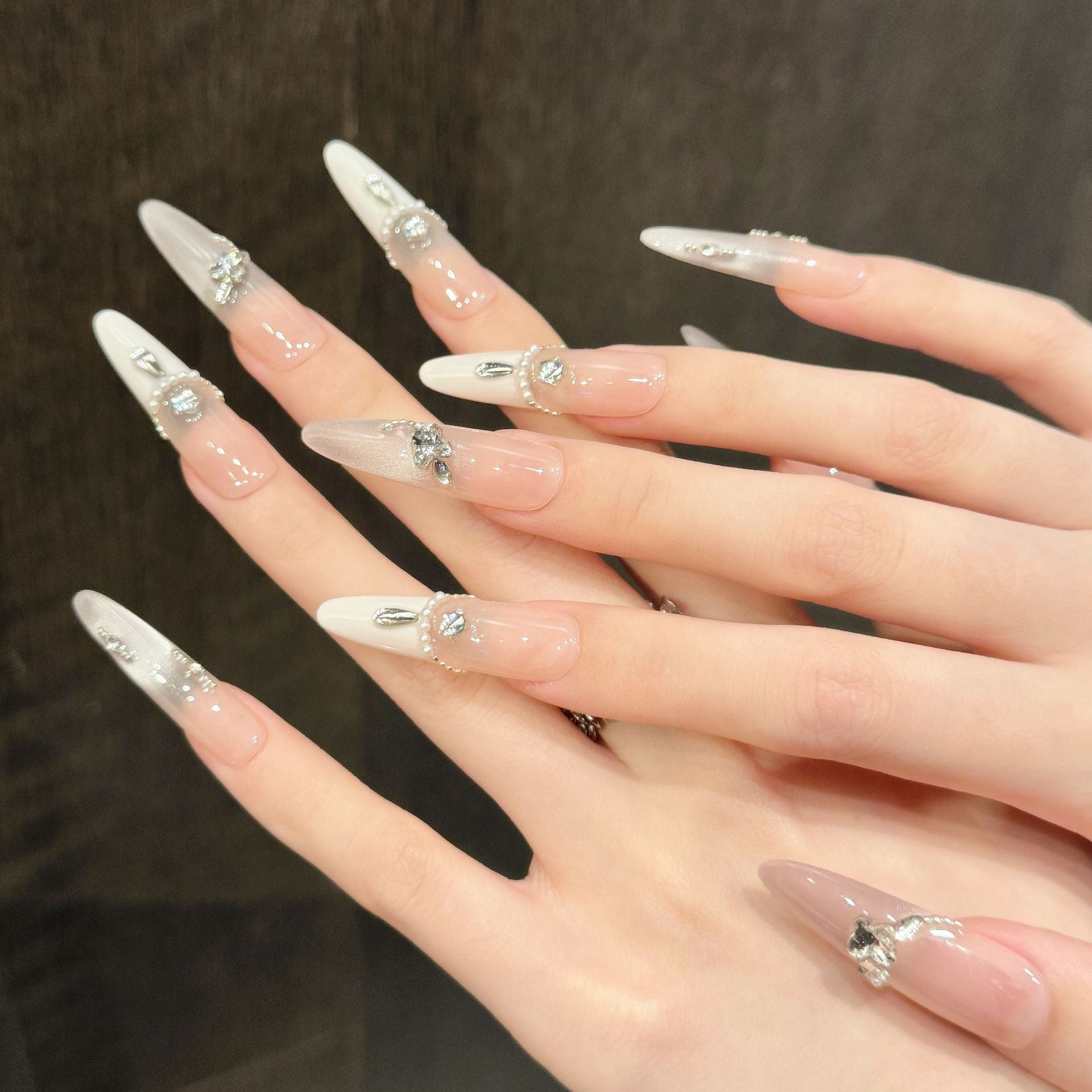 365nails: "문라잇 위스퍼" – 3D 크리스탈 & 진주 수제 스틸레토형 네일