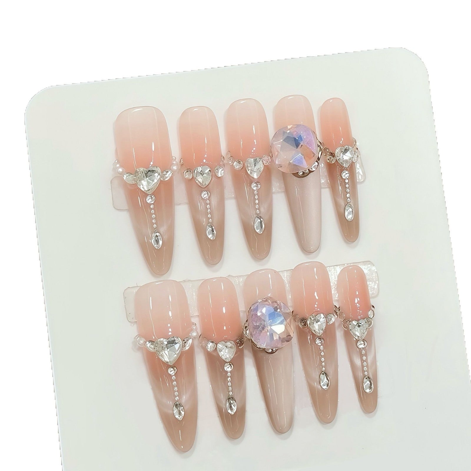 365nails: "Lágrimas Celestiales" – Uñas Almendradas Largas Hechas a Mano con Cristales Iridiscentes y Dije de Corazón