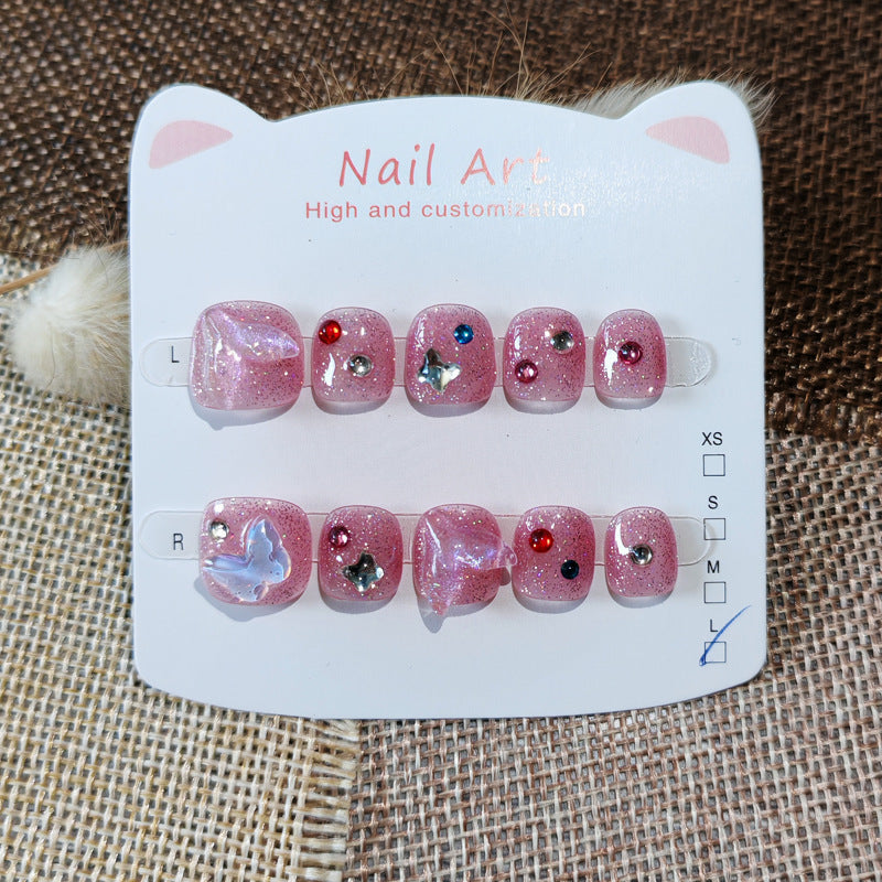 365nails: 「水豚亮粉夢」— 手工製可愛短款橢圓形穿戴甲，帶有水豚與寶石圖案