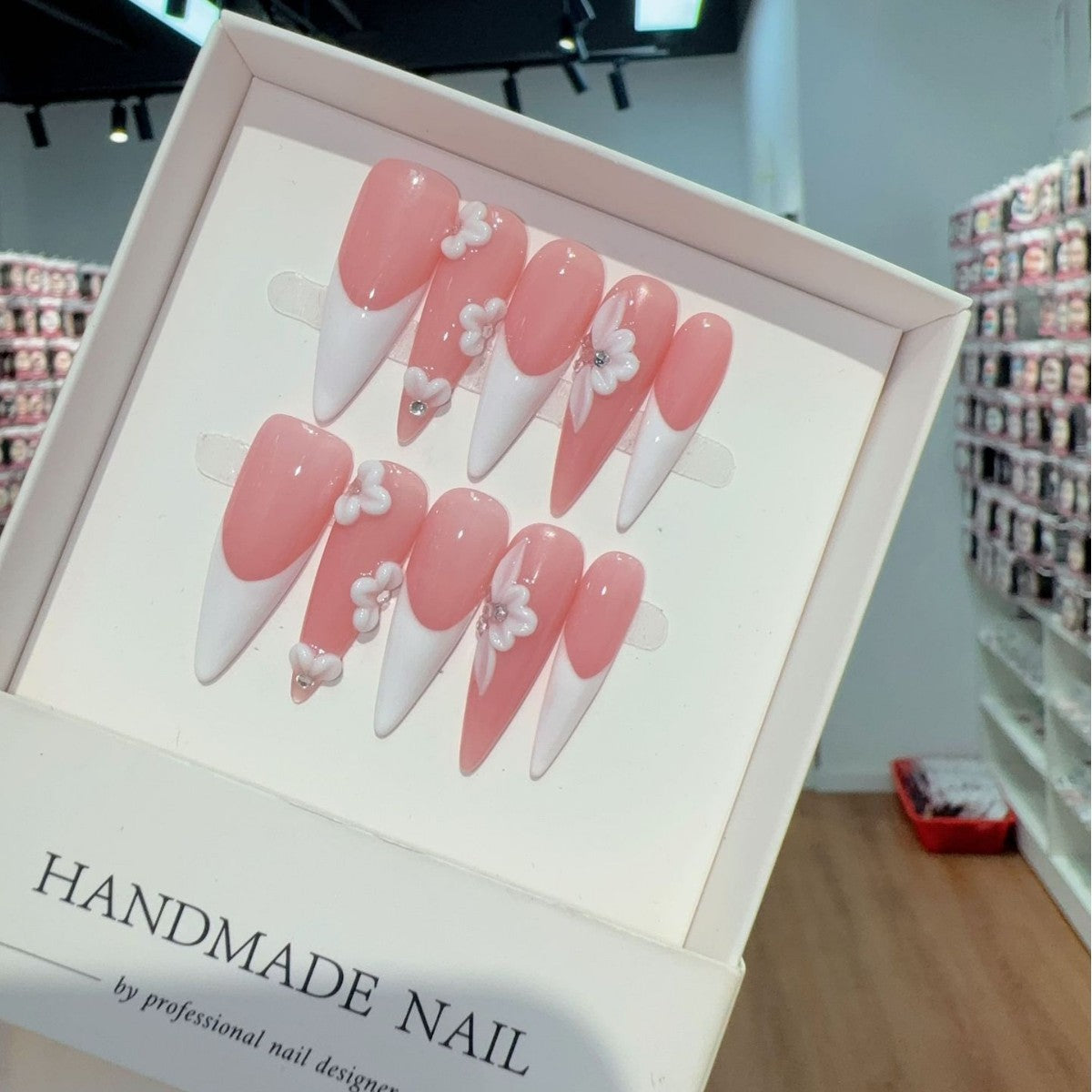 365nails: "홍조의 꽃" – 3D 플로럴 프렌치 수제 스틸레토형 네일