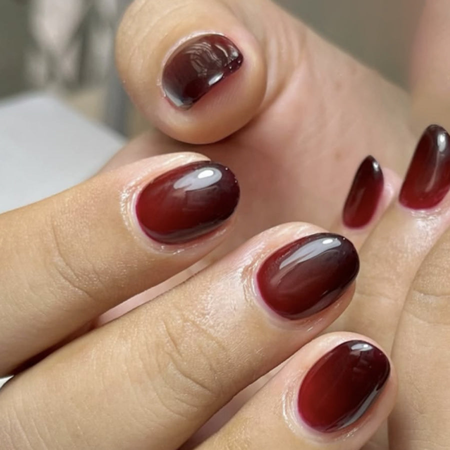 Ongles press-on courts ronds dégradé rouge et noir gothique Y2k