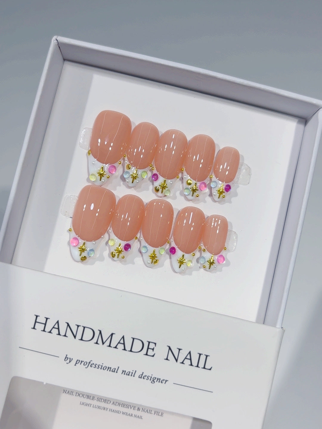 365nails：「彩虹小星」— 短款方形 裸色 多彩水鑽 手工製 穿戴甲