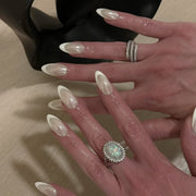 Unhas postiças francesinhas clássicas brancas com ponta branca, cobertura de glitter e arte de unha brilhante