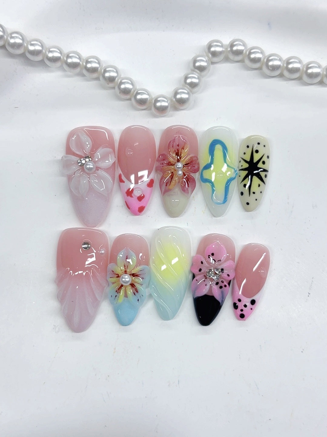 Floraison tropicale : "Fantaisie florale" – Ongles press-on faits main amande mi-longs