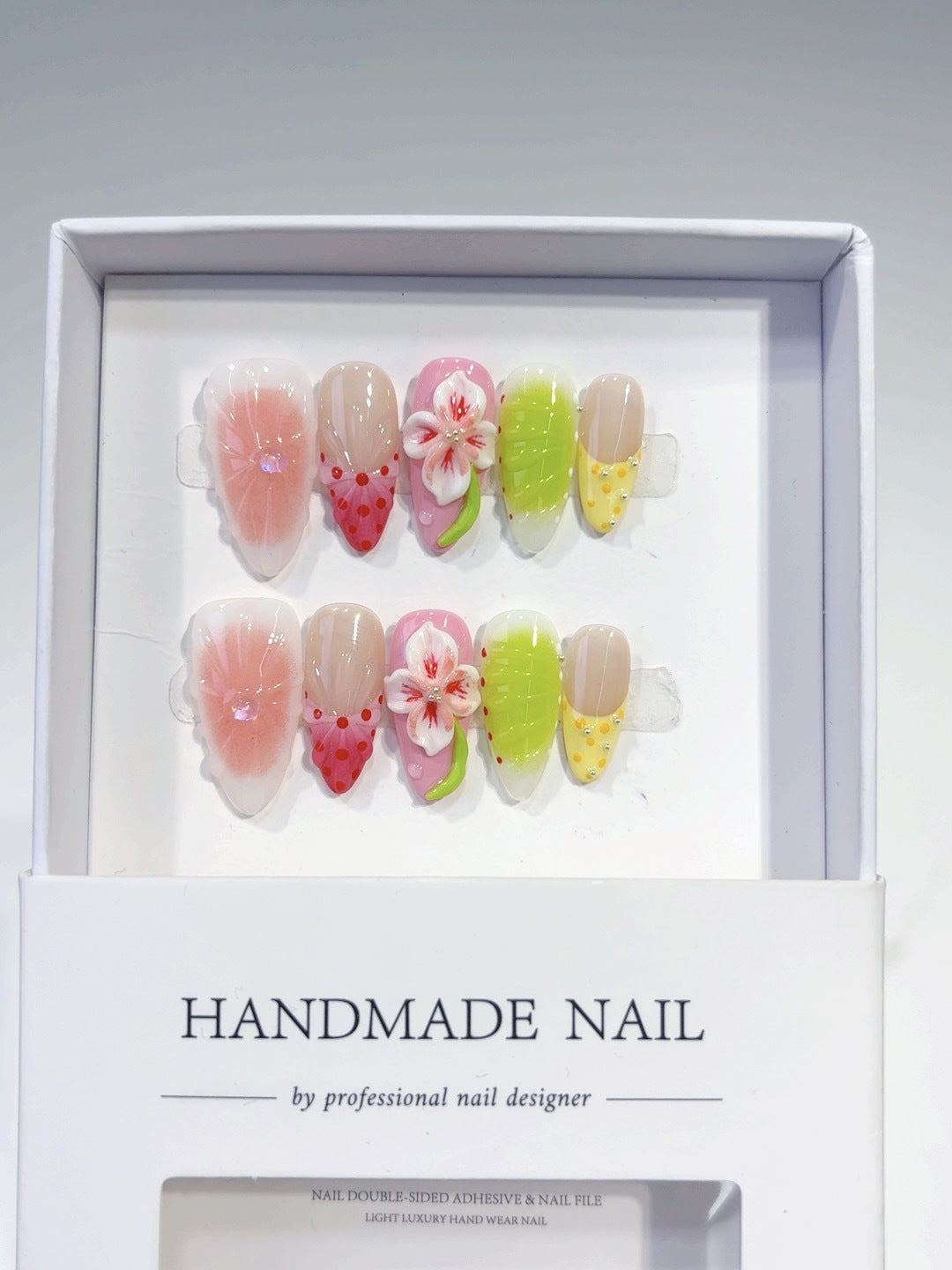 Fruits d'été et fleurs : "Lueur fraise et sakura" – Ongles press-on forme amande faits main