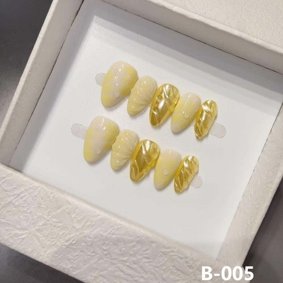 365nails：「蜂巢光采」—3D 立體幾何手工製杏仁形穿戴甲