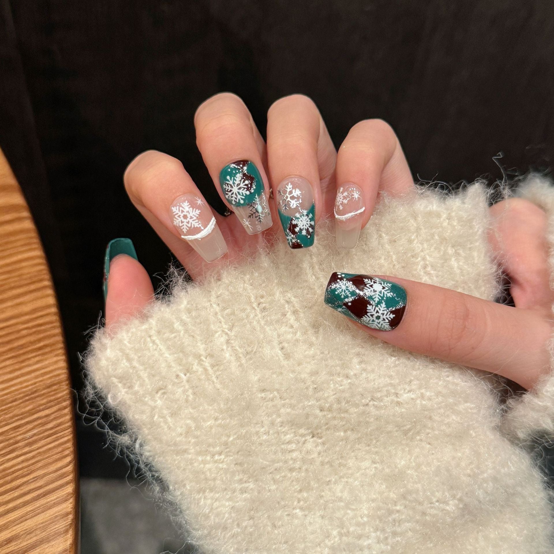 藍色與紅色雪花穿戴甲 — 冬霜短款